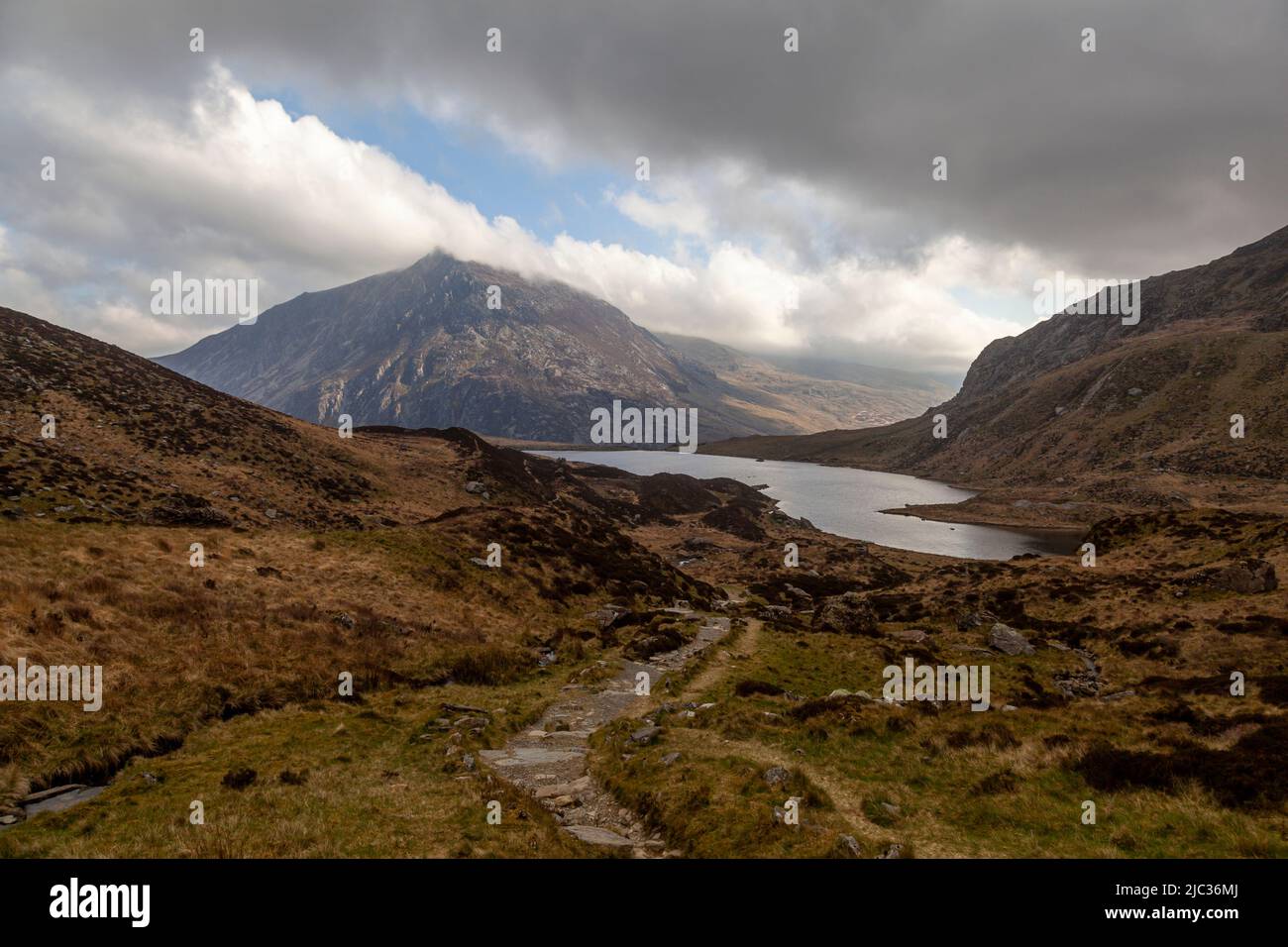 Pen Yr Ole Wen, parte della gamma Carneddau vista dai fianchi della gamma Glyderau, Ogwen Valley, Snowdonia, Galles Foto Stock