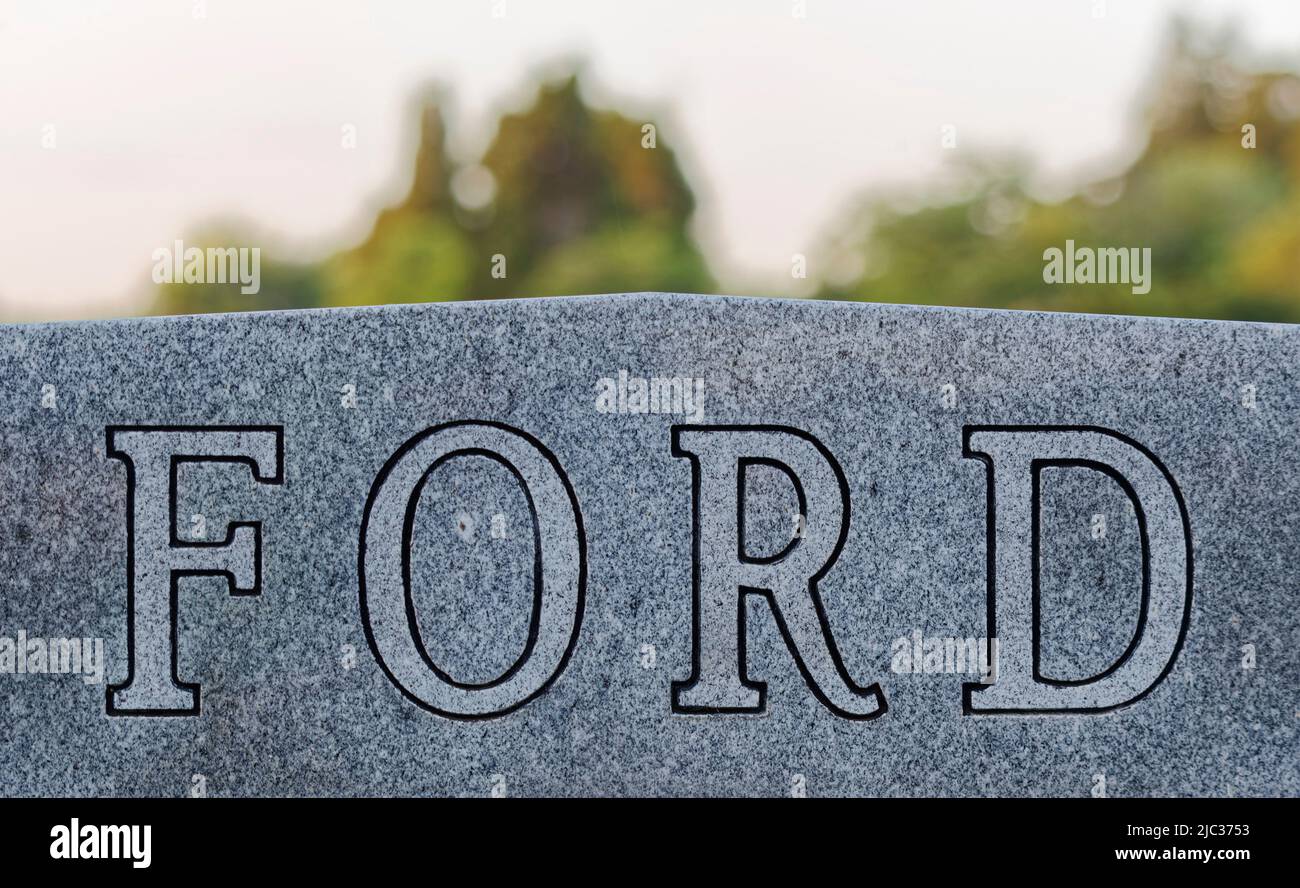 Il cognome 'Ford' è scolpito in un mausoleo di pietra presso il cimitero dell'ex United States Sen. Wendell Hampton Ford (1924-2015) il Memorial Day, lunedì 30 maggio 2022 a Rosehill-Elmwood Cemetery & Mausoleo a Owensboro, Daviess County, KY, USA. Ford era un veterano che ha servito nell'esercito degli Stati Uniti durante la seconda guerra mondiale ed allora la guardia nazionale dell'esercito del Kentucky prima di iniziare una carriera politica storied in 1965. (Foto di Apex MediaWire di Billy Suratt) Foto Stock