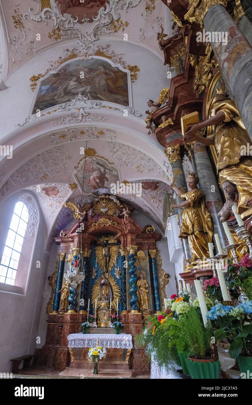 Altare laterale, chiesa cattolica di San Pietro e Paolo, Mittenwald, Baviera, Germania Foto Stock