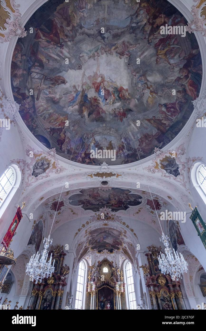 Vista della navata e cupola dipinta, chiesa cattolica di San Pietro e Paolo, Mittenwald, Baviera, Germania Foto Stock