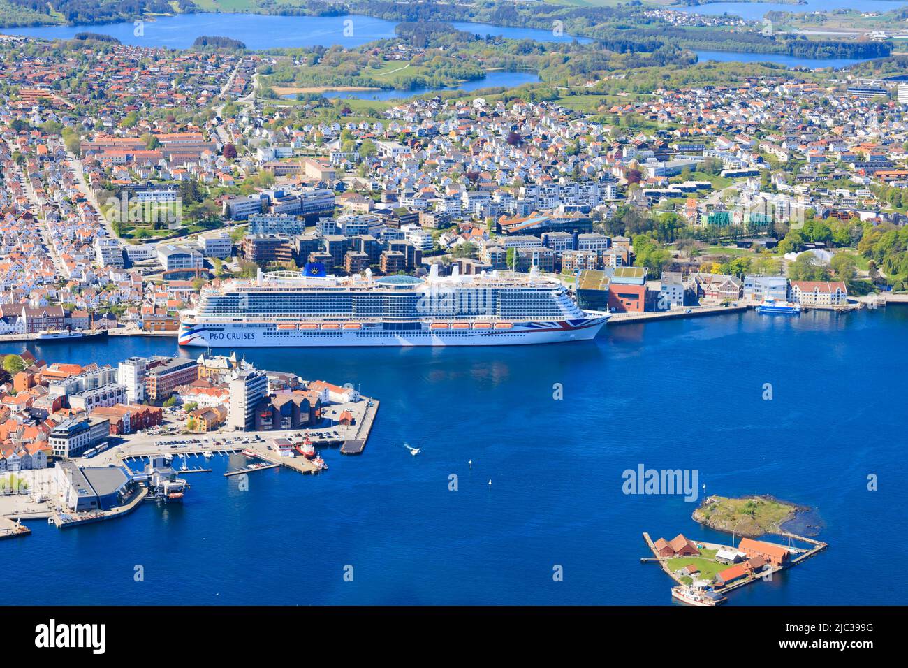 P & o Cruises MS Iona ormeggiato alla banchina, Stavanger, Norvegia. Visto dall'alto da un elicottero. Foto Stock