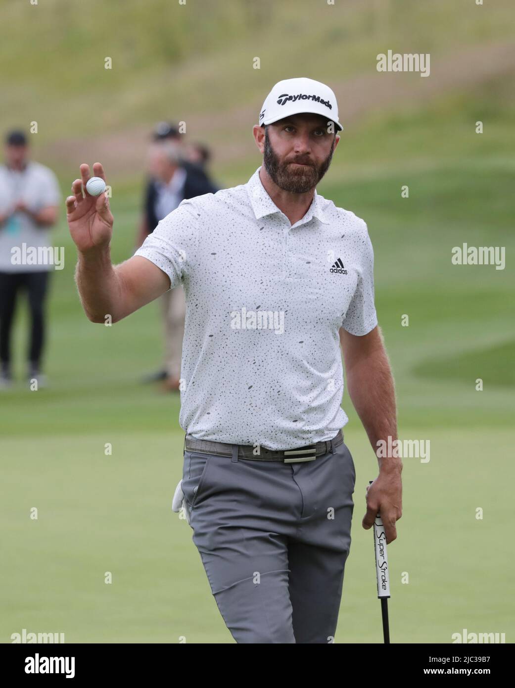 Londra, Regno Unito. 09th giugno 2022. American Dustin Johnson sul green 18th durante il primo round dell'evento inaugurale LIV Golf al Centurion club di Hertfordshire il 09 giugno 2022. L'evento è costituito da 12 squadre di quattro giocatori che competono oltre 54 buche per un premio di $25million dollari alla squadra vincente. Foto di Hugo Philpott/UPI Credit: UPI/Alamy Live News Foto Stock