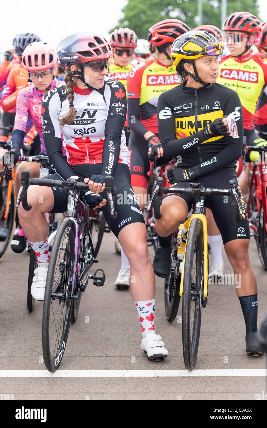 I ciclisti alla linea di partenza del Colchester Sports Park pronti a correre nella gara ciclistica UCI Women’s Tour Stage 1. Alison Jackson e Coryn Labecki Foto Stock