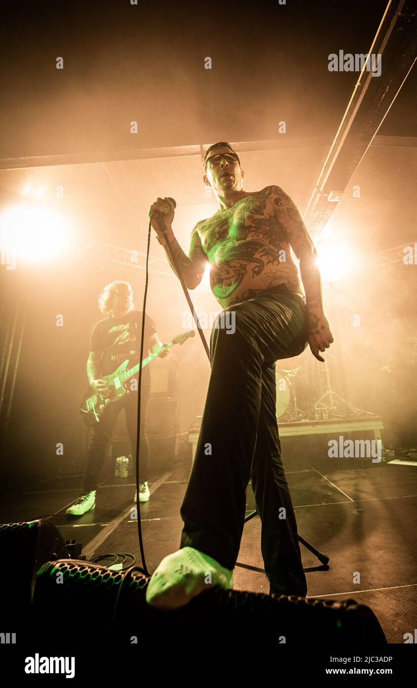 Malmoe, Svezia. 03rd, giugno 2022. La band punk svedese Viagra Boys suona un concerto dal vivo al Plan B di Malmoe. Qui il cantante Sebastian Murphy è visto dal vivo sul palco. (Photo credit: Gonzales Photo - Joe Miller). Foto Stock