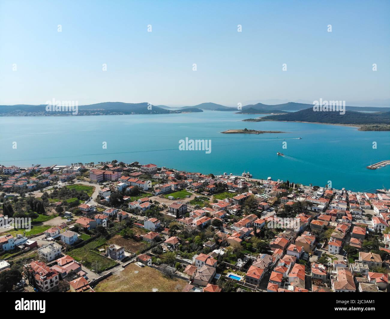 Ayvalik. Vista aerea della città turistica sul mare Ayvalik in Turchia. Case con tetti rossi e isole nel mare, vista dall'alto Foto Stock