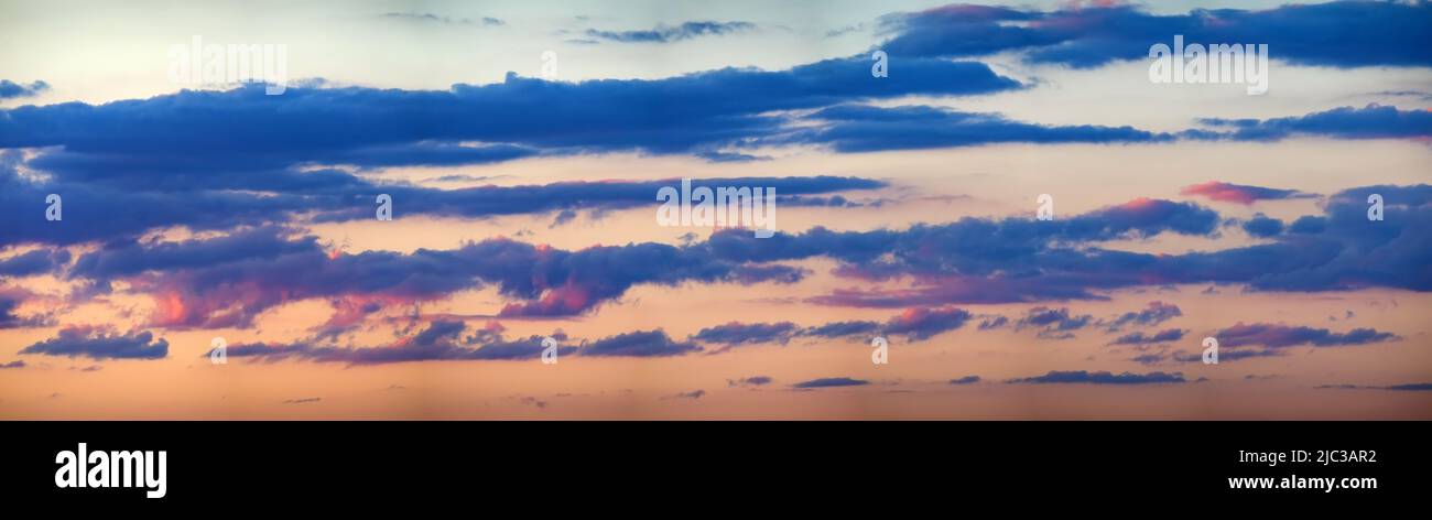 Splendido paesaggio colorato al tramonto con spettacolari nuvole. Panorama Foto Stock