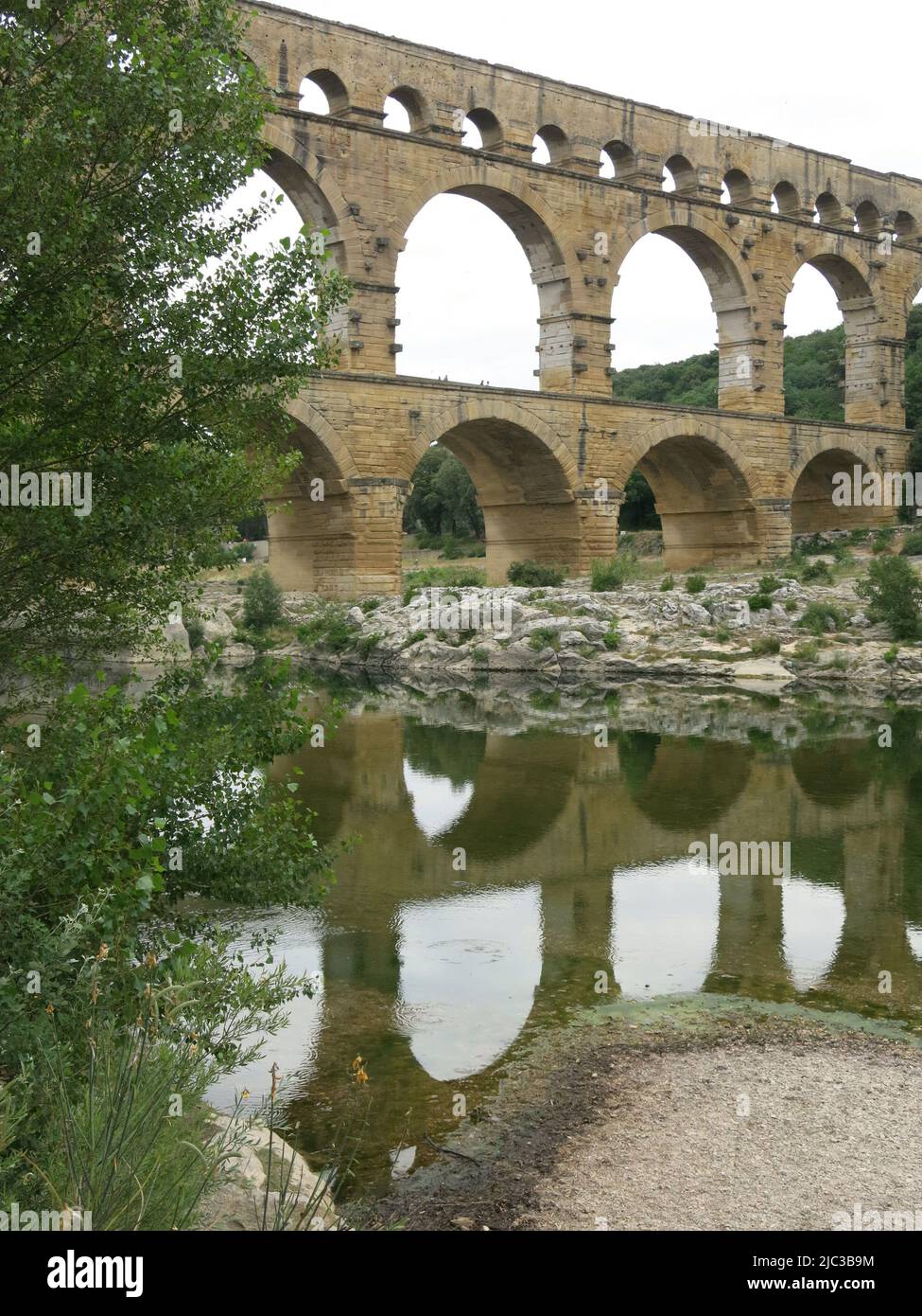 Tre livelli di archi formano il Pont du Gard, l'acquedotto romano sul fiume Gardon e oggi patrimonio mondiale dell'UNESCO. Foto Stock
