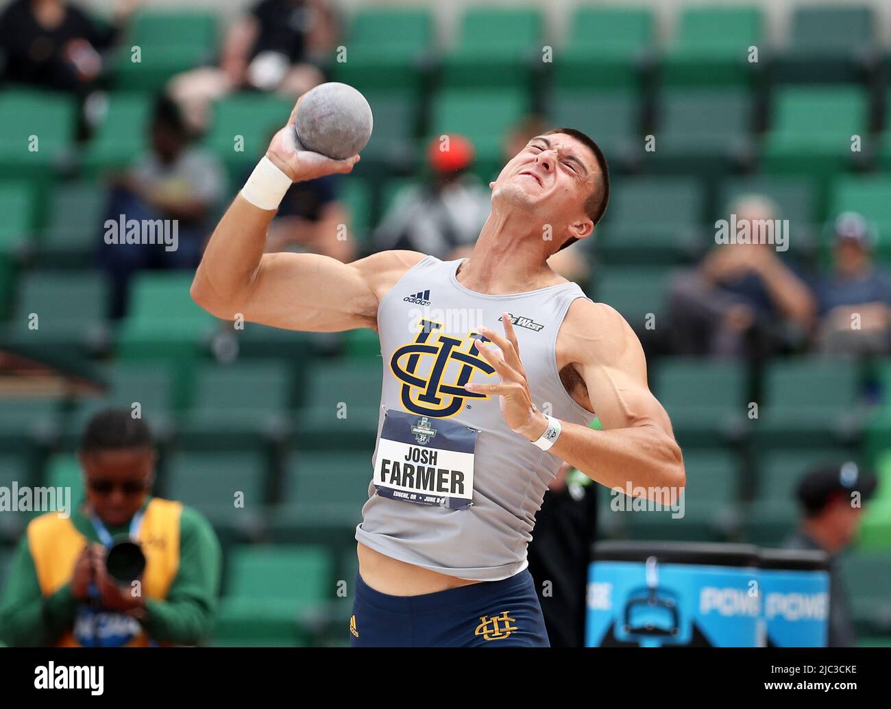 Hayward Field, Eugene, OREGON, USA. 8th giugno 2022. Josh Farmer di UC Irvine compete nella sezione Shot Putt del Decathlon durante i Campionati NCAA Track & Field 2022 a Hayward Field, Eugene, OR. Larry C. Lawson/CSM (supporti Cal Sport tramite immagini AP). Credit: csm/Alamy Live News Foto Stock