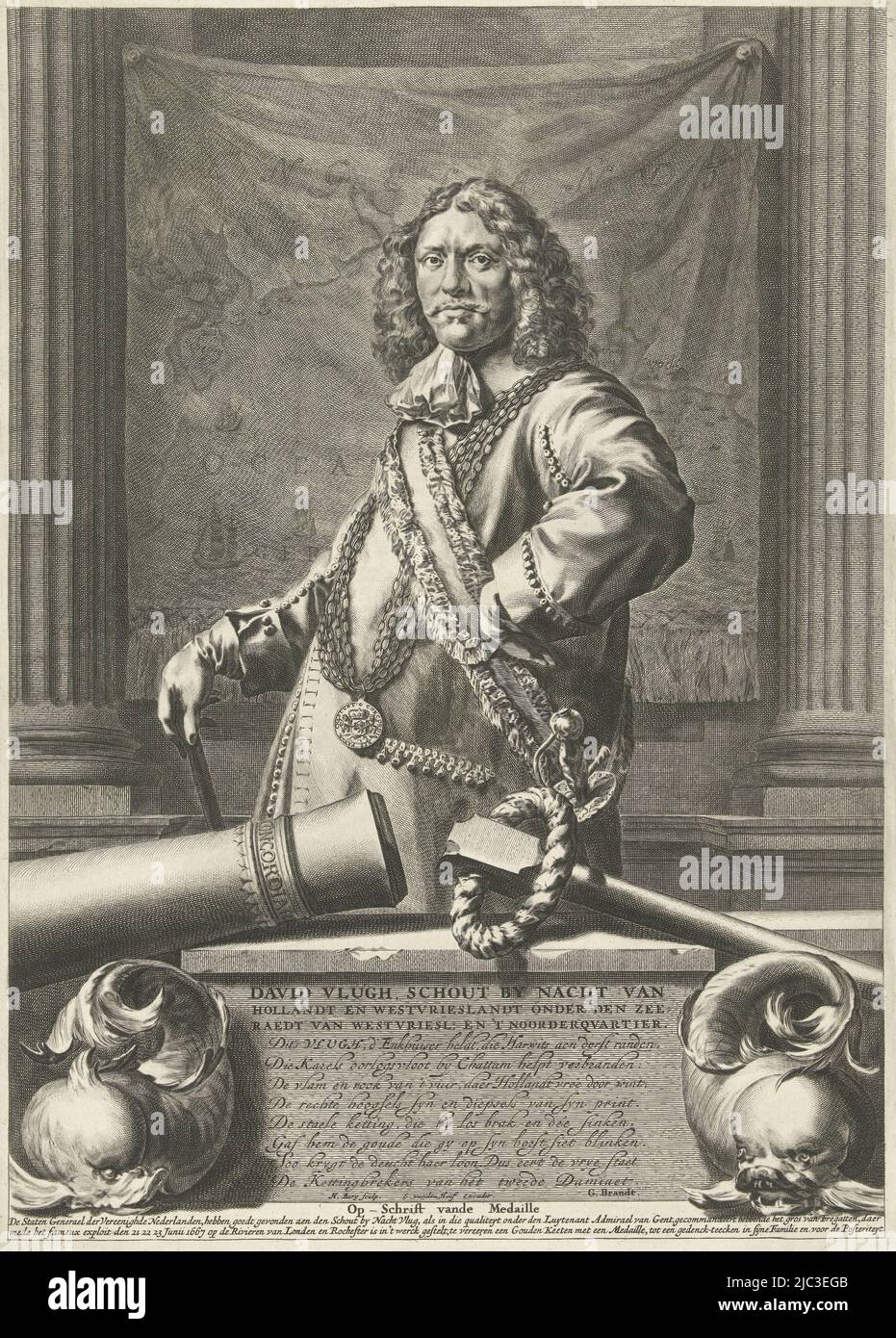 Ritratto del tenente David Vlugh. Sullo sfondo un arazzo con una mappa del mare. Con un verso di otto linee in olandese di G. Brandt. Vlugh indossa una medaglia su una catena attorno al collo. Ha ricevuto questo per meriti speciali, l'iscrizione della medaglia è sotto l'immagine., Ritratto di David Vlugh, tipografo: Hendrik Bary, (menzionato sull'oggetto), disegnatore intermedio: Jan de Bisschop, editore: Egbert van den Hoof, (menzionato sull'oggetto), tipografo: Olanda, editore: Enkhuizen, 1667 - 1707, carta, incisione, h 432 mm x l 308 mm Foto Stock