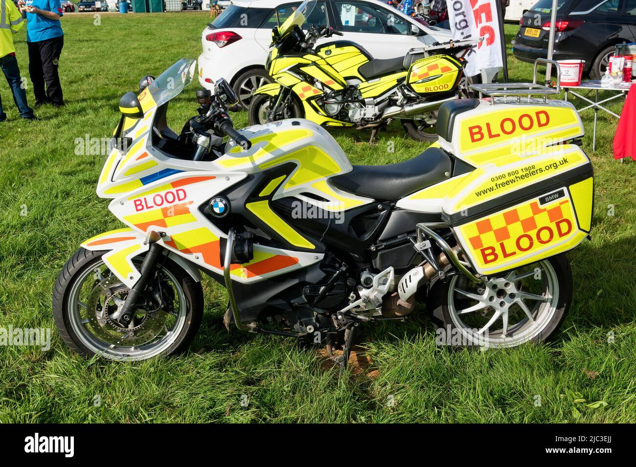 Frome, Somerset, UK - Settembre 25 2021: A Freehelers BMW F800 GT Blood Bike (WX14 ETA) che appartiene al Blood Service britannico Foto Stock