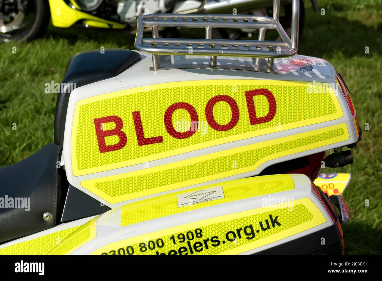Frome, Somerset, UK - Settembre 25 2021: Primo piano di un UK Freeholers Emergency Voluntary Service BMW F 800 GT Blood Bike (WX14 ETA) Foto Stock