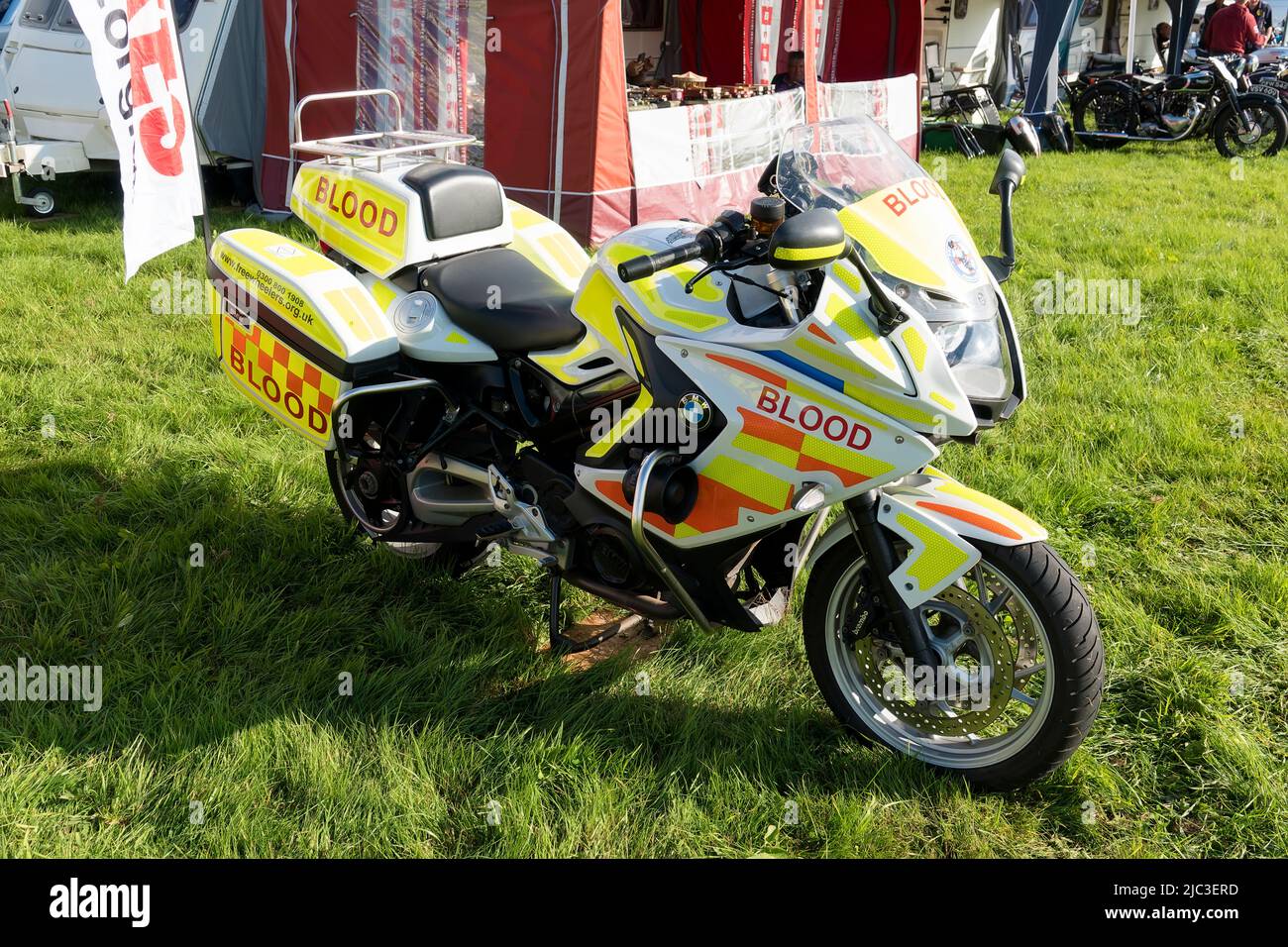 Frome, Somerset, UK - Settembre 25 2021: A Freehelers BMW F800 GT Blood Bike (WX14 ETA) che appartiene al Blood Service britannico Foto Stock