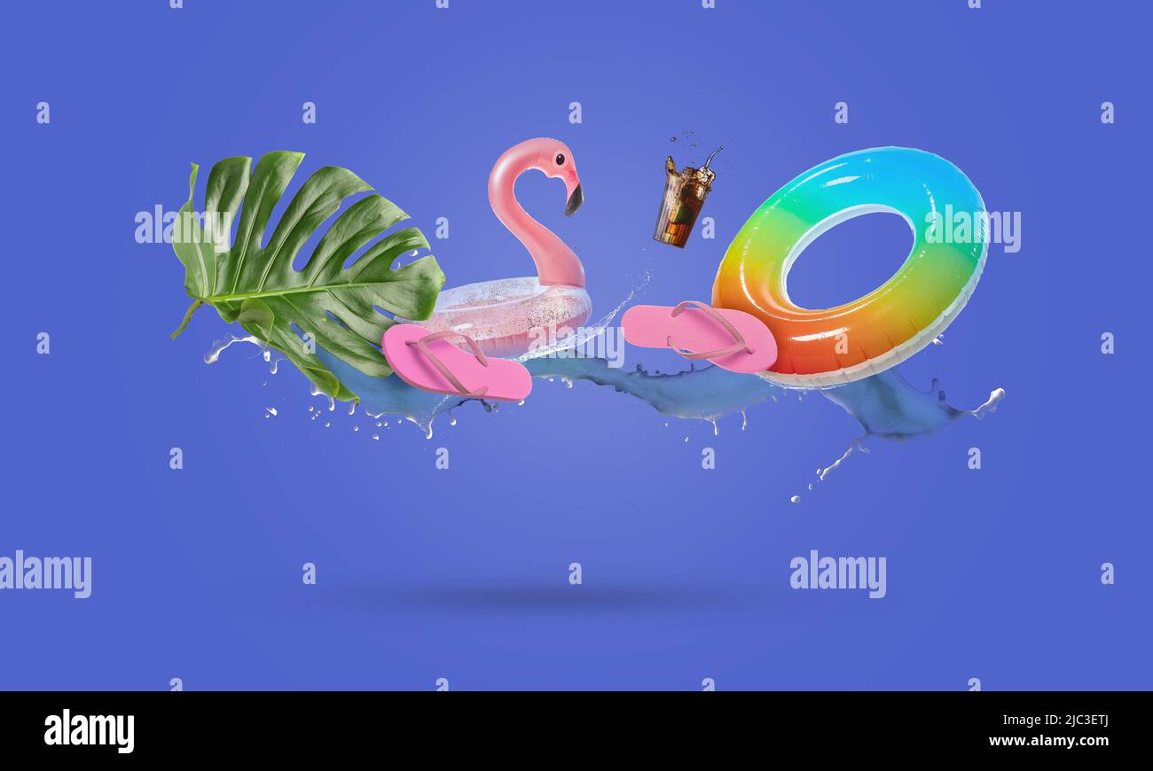 Collage con accessori da spiaggia, foglie tropicali e spruzzi d'acqua su sfondo blu Foto Stock