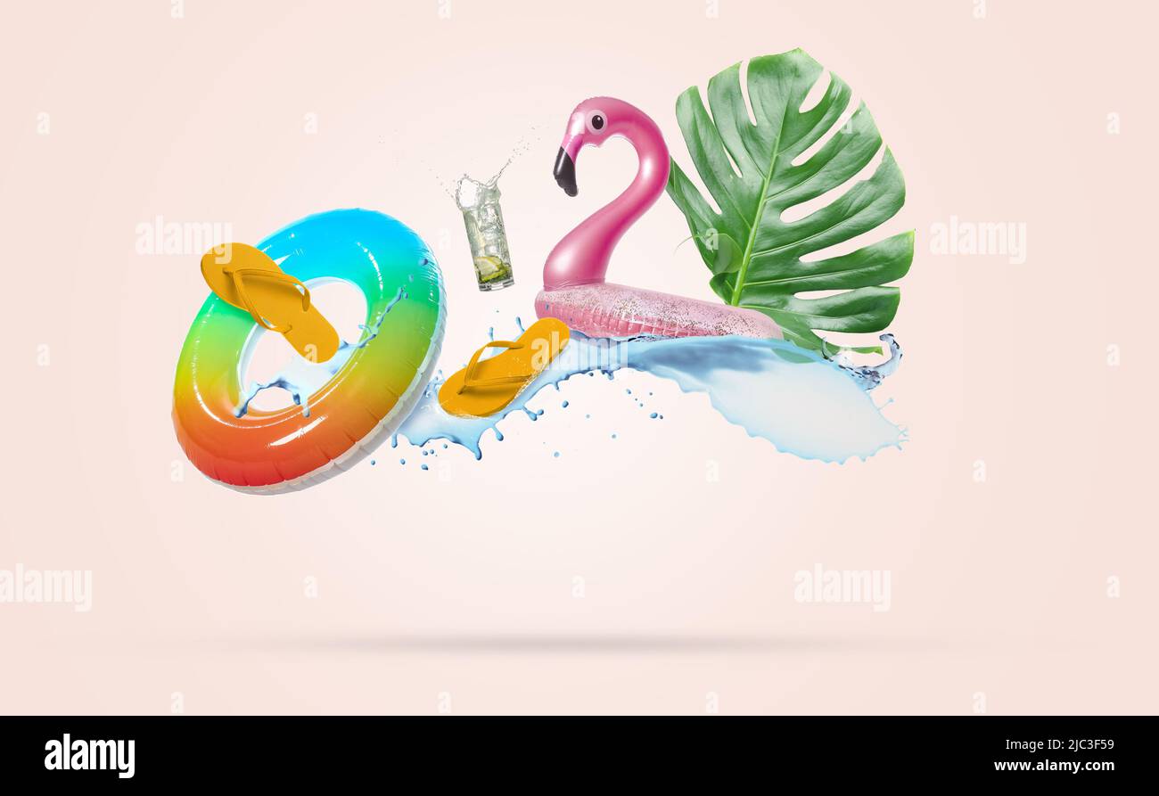 Collage con accessori da spiaggia, foglie tropicali e spruzzi d'acqua su sfondo chiaro Foto Stock