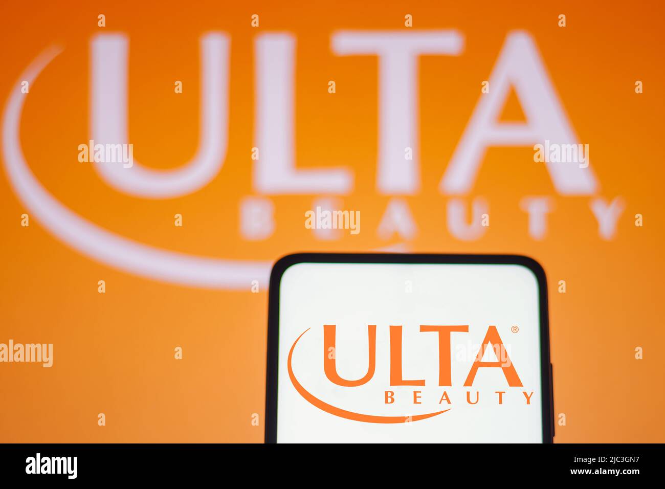 In questa figura, il logo Ulta Beauty viene visualizzato sullo schermo dello smartphone e sullo sfondo. Foto Stock