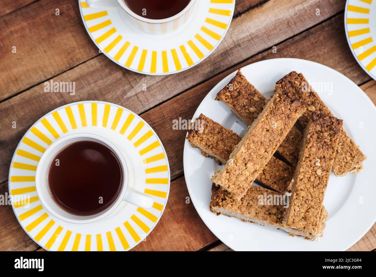 Cibo e bevande / cottura in casa: Caffè nero con flapjack fatti in casa. Overhead / piatto. Foto Stock