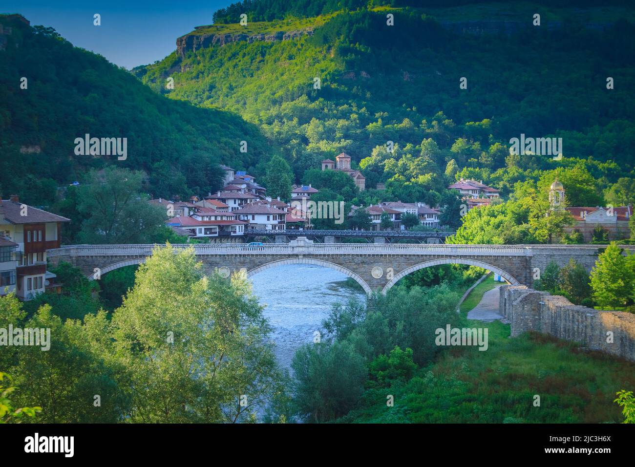 Bella vista estiva dell'antico ponte di Veliko Tarnovo, Bulgaria Foto Stock