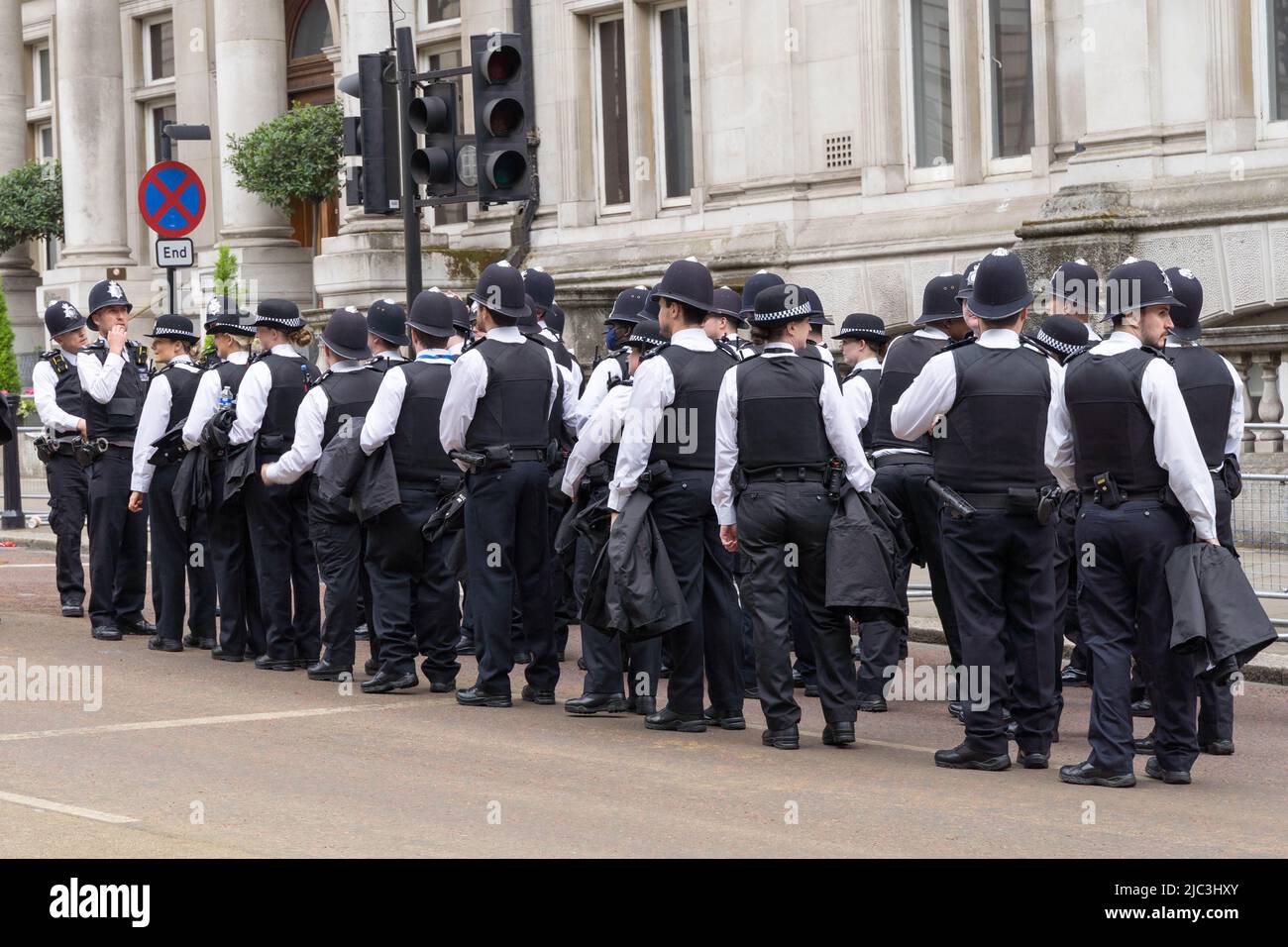 Uomini e donne della polizia si sono levati dal dovere dopo il giorno riuscito sul pageant per la celebrazione del Giubileo del platino della regina Londra, Inghilterra Regno Unito Foto Stock