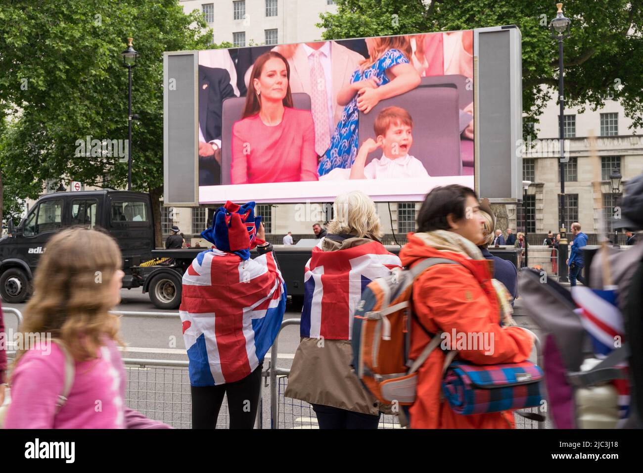 La folla guarda il grande schermo del concorso per la celebrazione del Platinum Jubilee della Regina Westminster London England UK Foto Stock