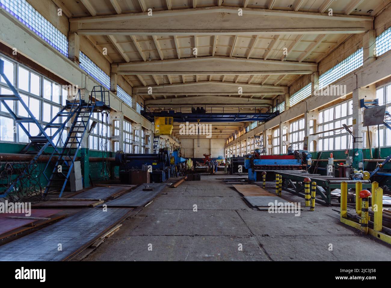 Linea di produzione di stabilimenti di lavorazione dei metalli. Produzione di parti metalliche. Foto Stock