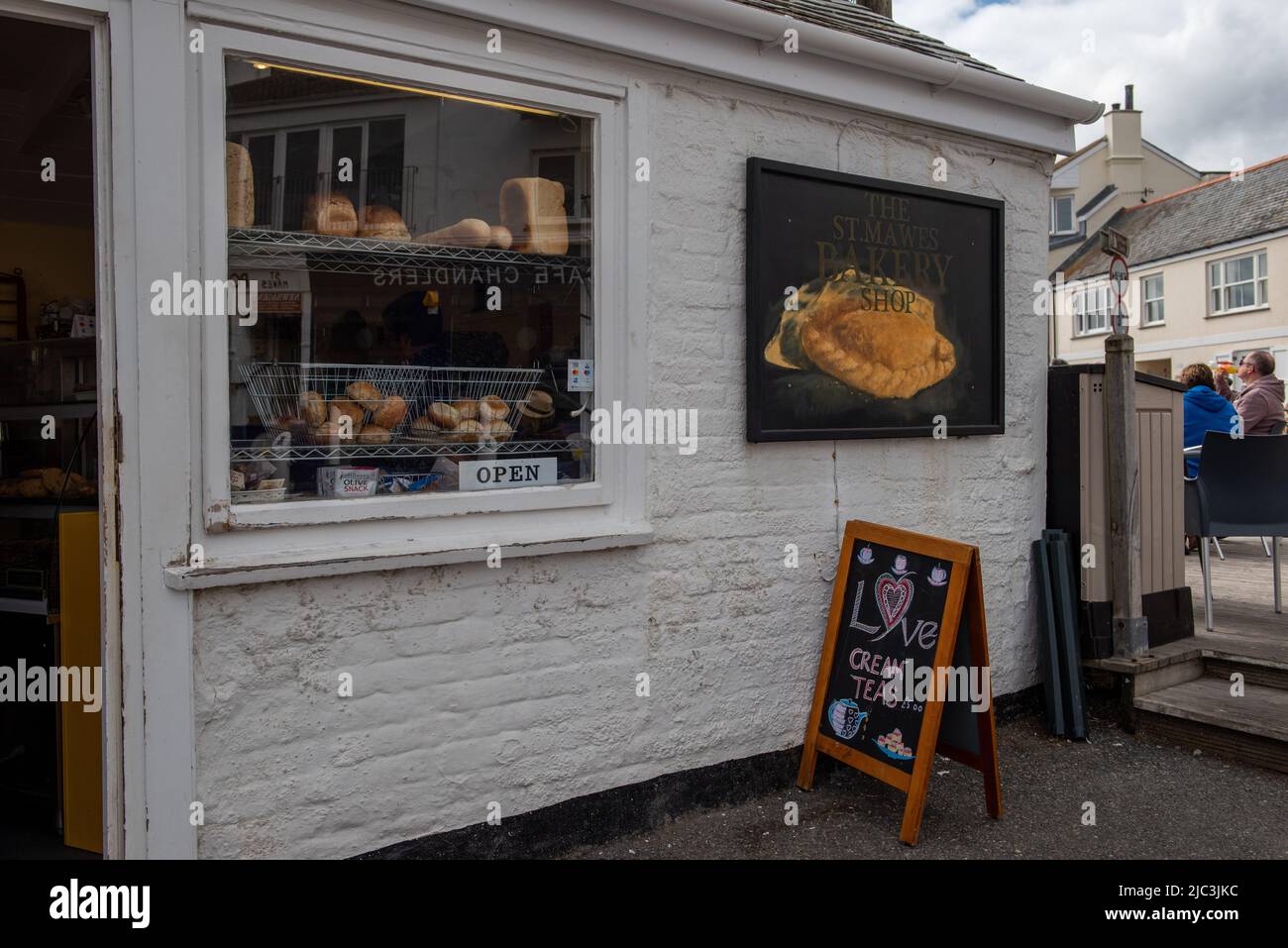Il negozio di panetteria St Mawes si trova sulla banchina del villaggio a St Mawes, Cornovaglia Foto Stock