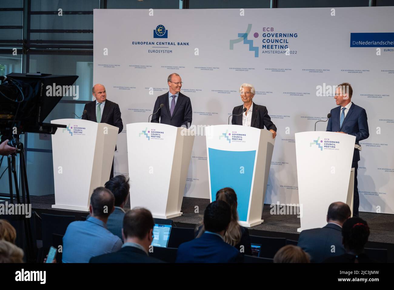 (220609) -- AMSTERDAM, 9 giugno 2022 (Xinhua) -- il presidente della Banca centrale europea (BCE) Christine Lagarde (2nd R) interviene durante una conferenza stampa tenutasi ad Amsterdam (Paesi Bassi) il 9 giugno 2022. La Banca centrale europea (BCE) ha dichiarato giovedì che aumenterà i suoi tassi di interesse chiave di 0,25 punti percentuali alla riunione di politica monetaria di luglio. (Dirk Claus/BCE/Handout via Xinhua) (SOLO PER USO EDITORIALE. NON IN VENDITA PER CAMPAGNE PUBBLICITARIE O DI MARKETING.) Foto Stock