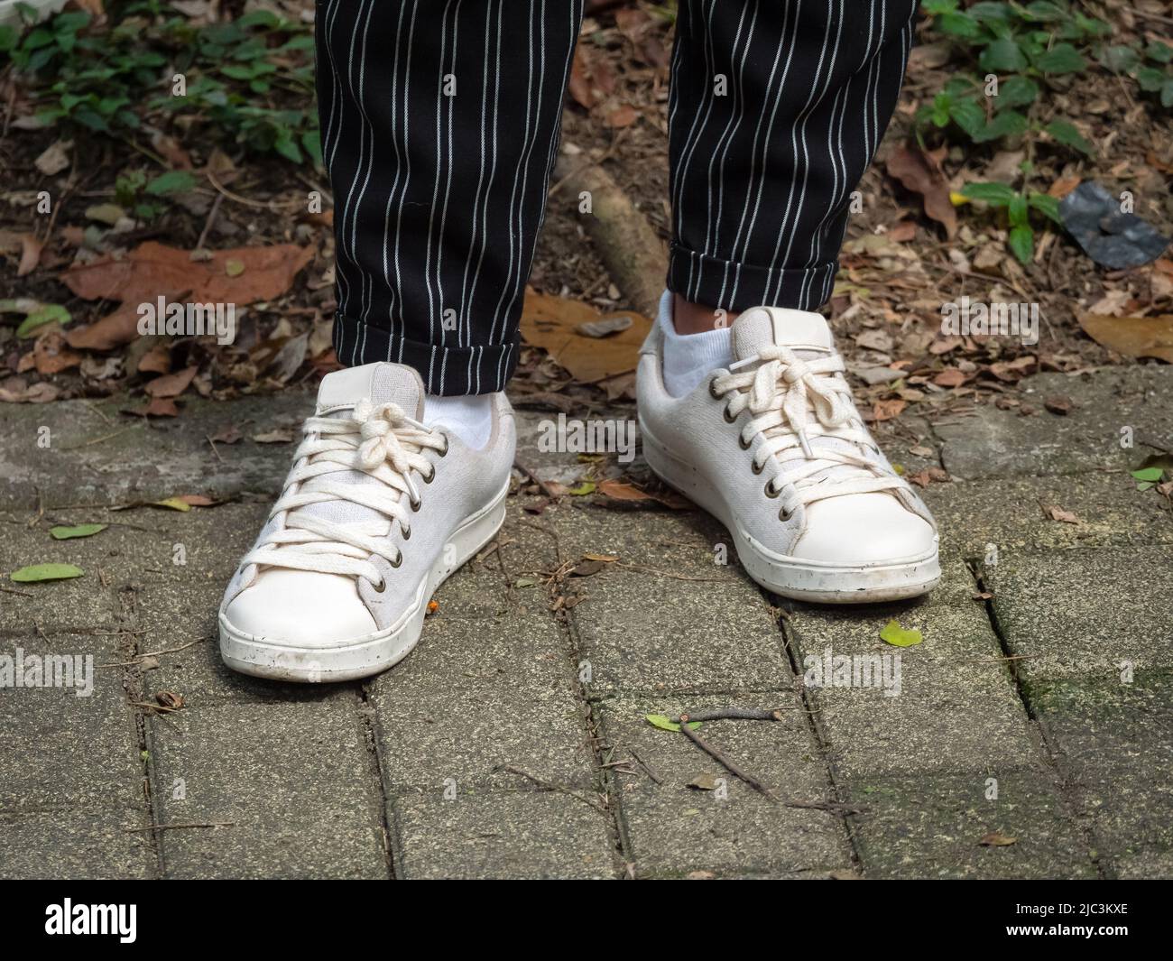 Off white shoes immagini e fotografie stock ad alta risoluzione - Alamy