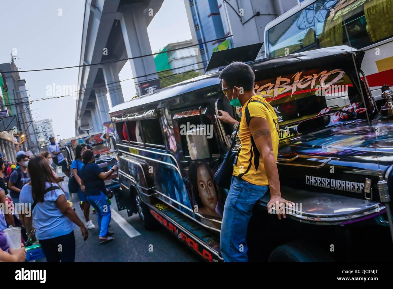 Quezon, Filippine. 09th giugno 2022. Il dispatcher di Jeepney siede alla cappa di un jeepney in movimento mentre chiama i passeggeri. Combustibile diesel, più comunemente usato per le jeep di pubblica utilità (PUJ), un passeggero-tipo jeep, ha camminato a quasi 7 pesos ed ha raggiunto 75 - 87 peso filippino (1,45 - 1,64USD) per litro che ha causato esso è aumento netto a 36 pesos. Alcuni conducenti di jeepney stanno ancora arrestando i loro viaggi a causa dei continui aumenti del prezzo del petrolio. (Foto di Ryan Eduard Benaid/SOPA Images/Sipa USA) Credit: Sipa USA/Alamy Live News Foto Stock