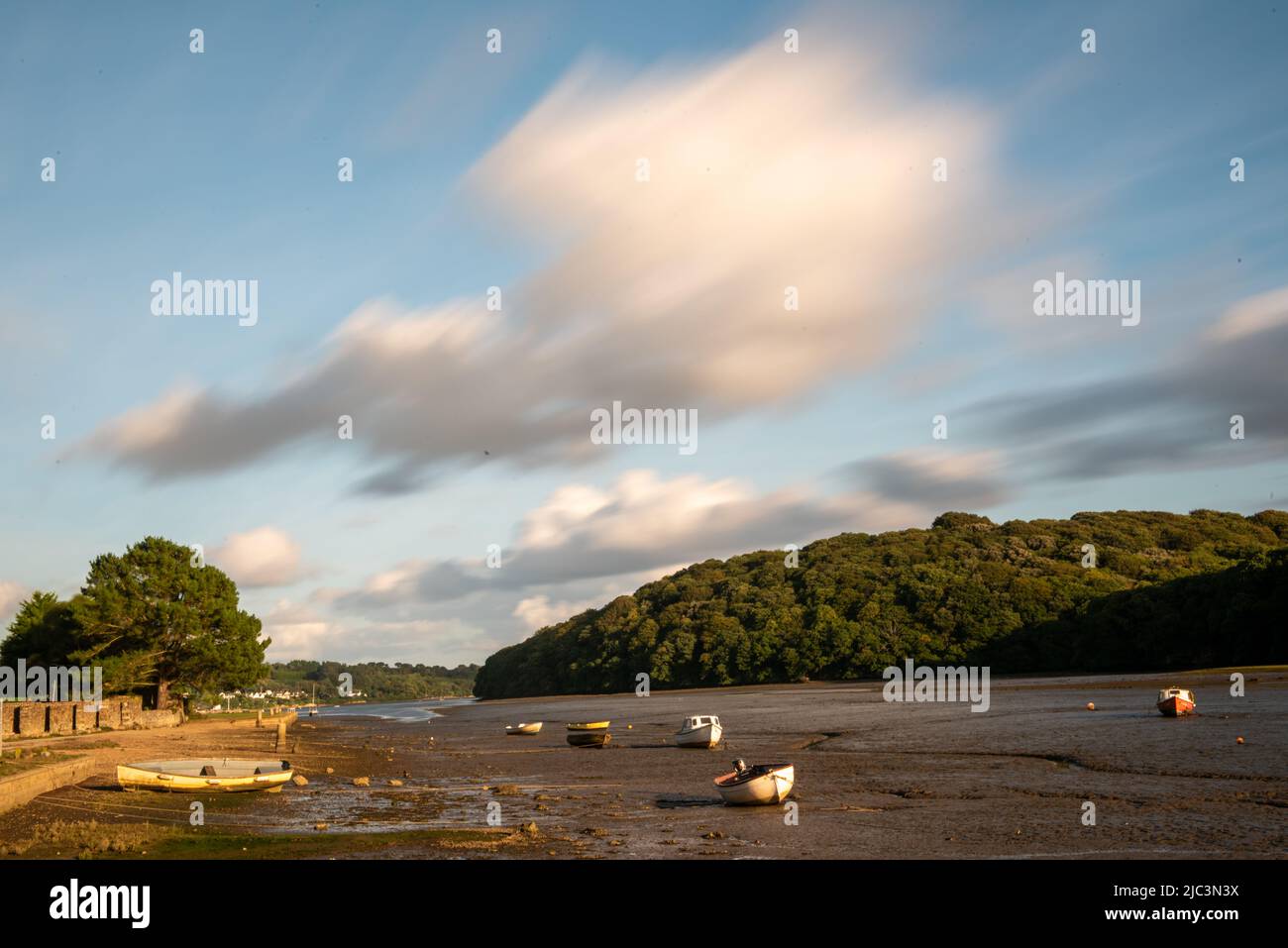 Lunga esposizione con le barche e marea fuori Foto Stock