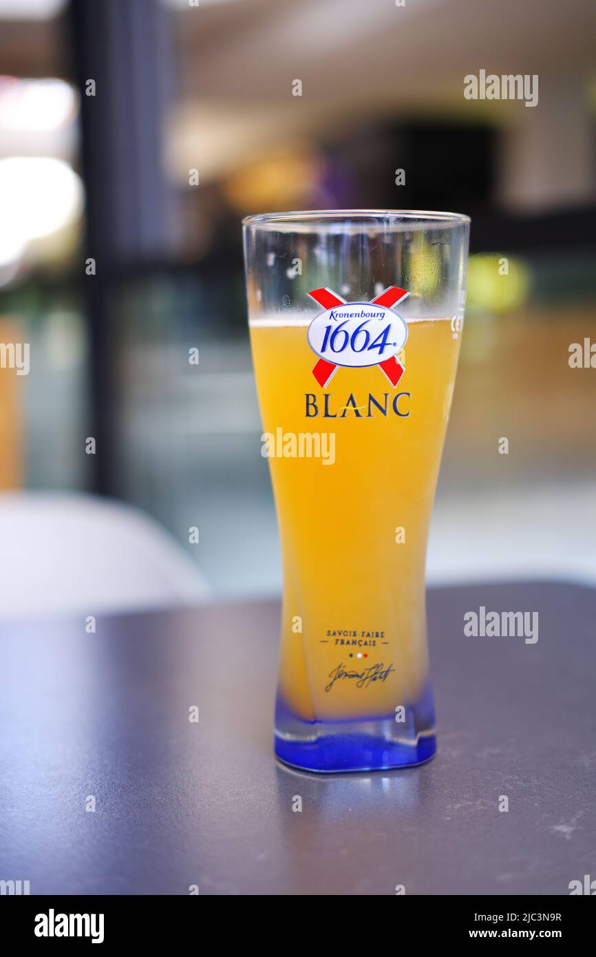 Birra francese '1664 Blanc' in vetro al tavolo in un ristorante Foto Stock