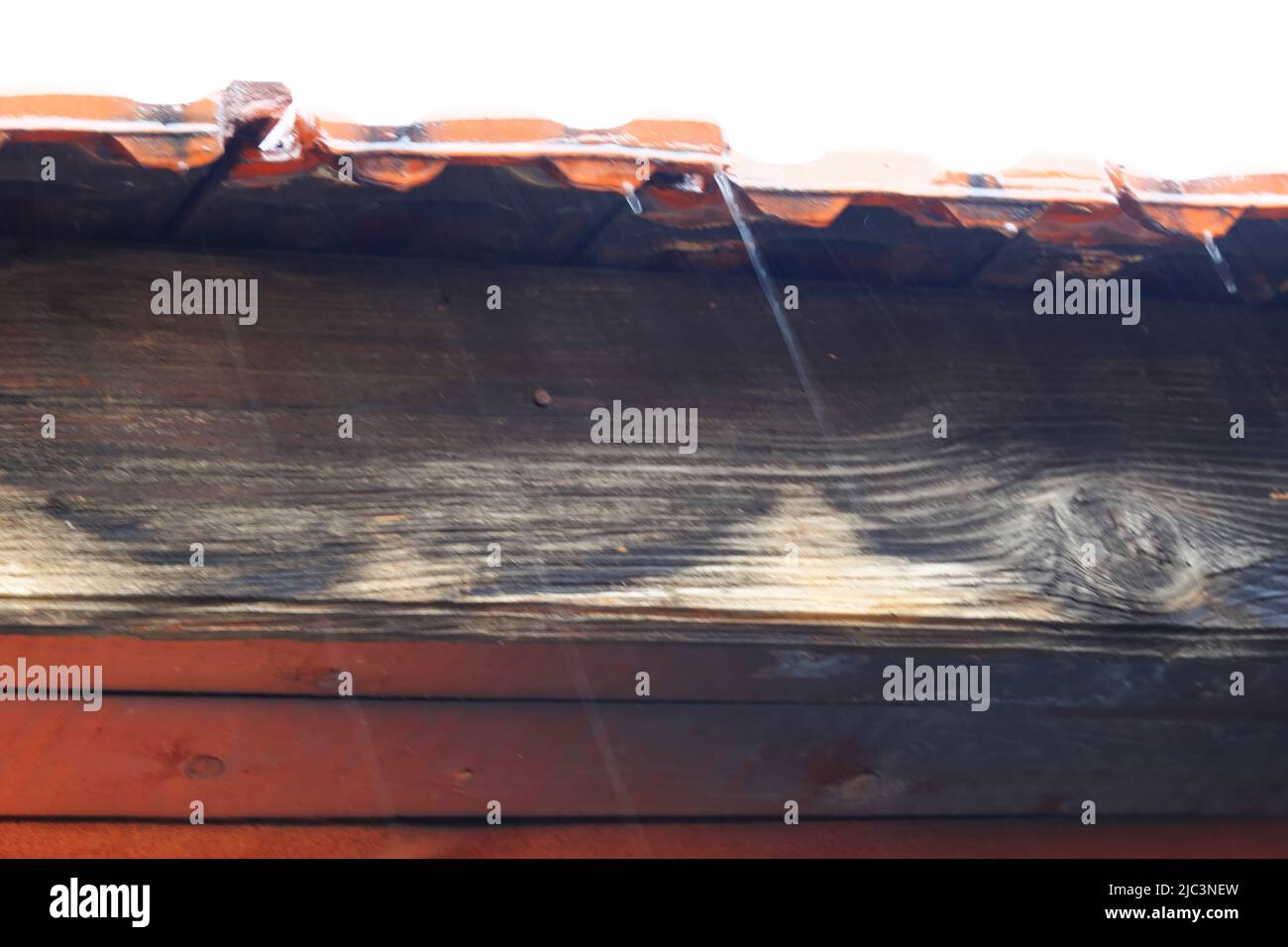 Rogge tegole al bordo di housetop Foto Stock