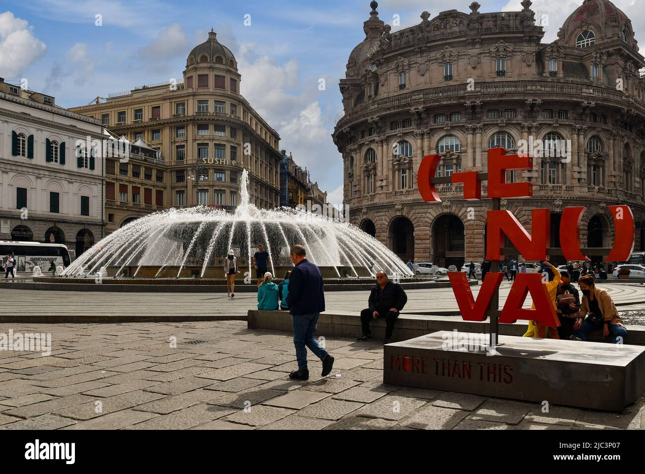 Piazza De Ferrari con il logo della città, la fontana e il Palazzo della Borsa sullo sfondo, Genova, Liguria, Italia Foto Stock