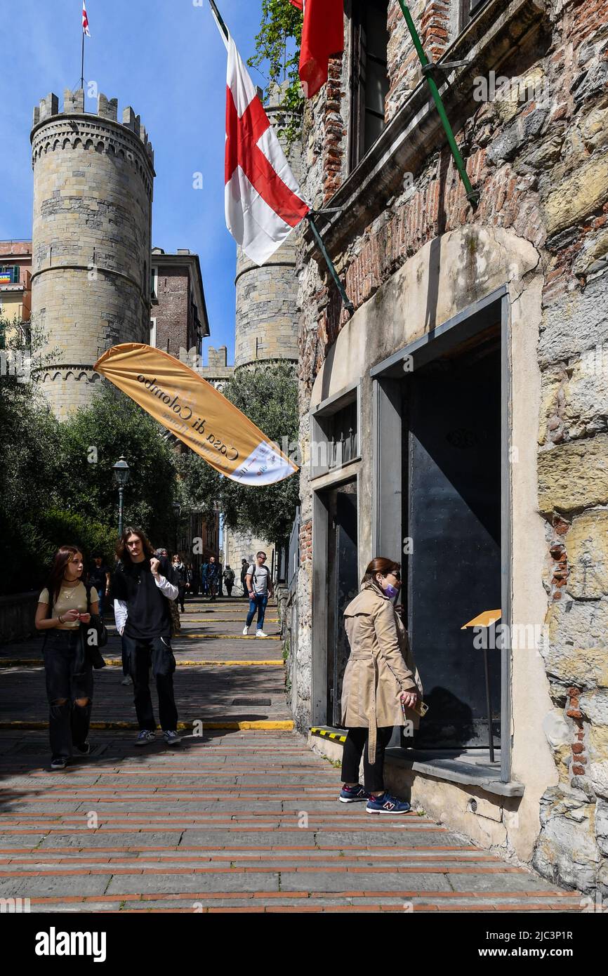 Turisti di fronte alla casa di Cristoforo Colombo con porta Soprana porta medievale sullo sfondo, Genova, Liguria, Italia Foto Stock