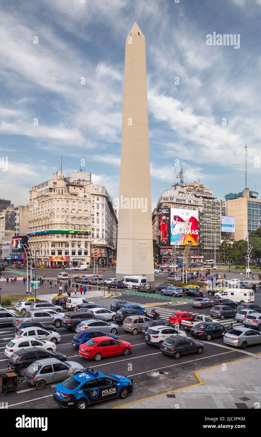 9 de Julio Avenue e obelisco durante una giornata di sole. Buenos Aires, Argentina Foto Stock