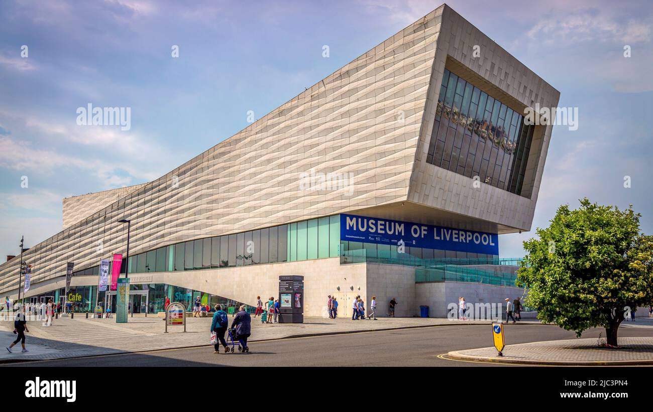 Museo della Città di Liverpool con il suo cartello 's Imagine Peace'. Foto Stock