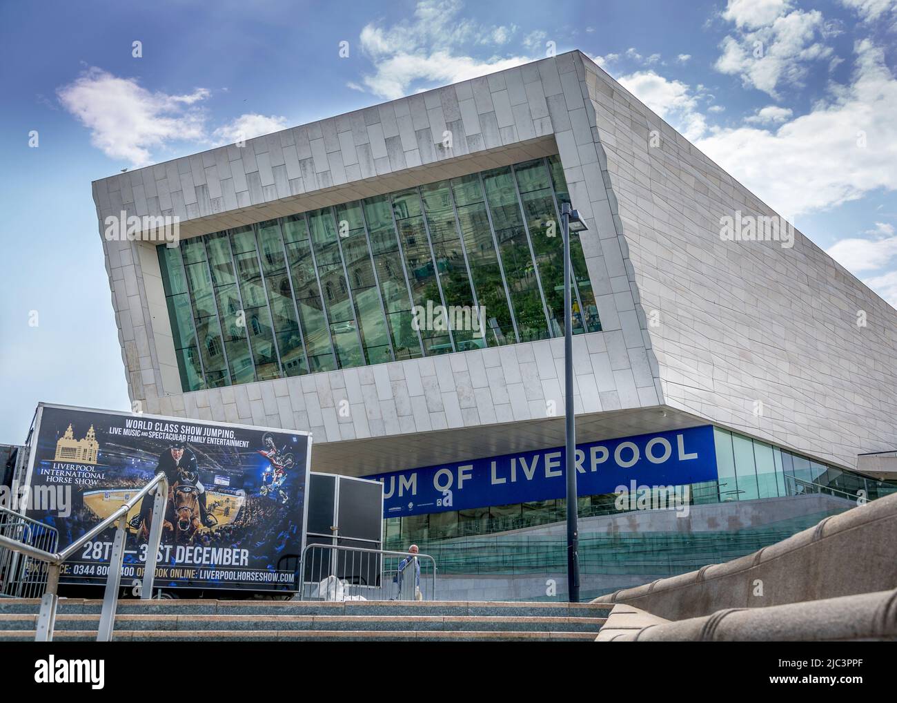 Museo della Città di Liverpool con il suo cartello 's Imagine Peace'. Foto Stock