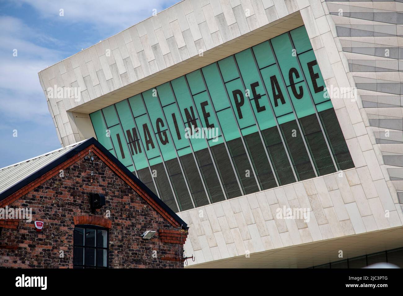 Museo della Città di Liverpool con il suo cartello 's Imagine Peace'. Foto Stock