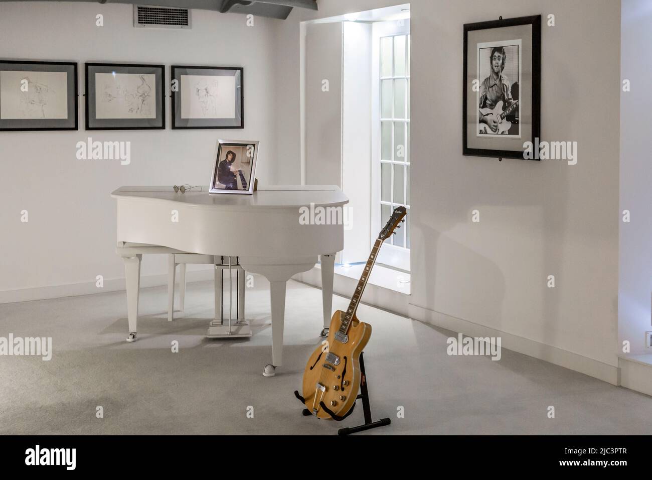 Pianoforte bianco usato da John Lennon per suonare Imagine, Liverpool,  Inghilterra Foto stock - Alamy