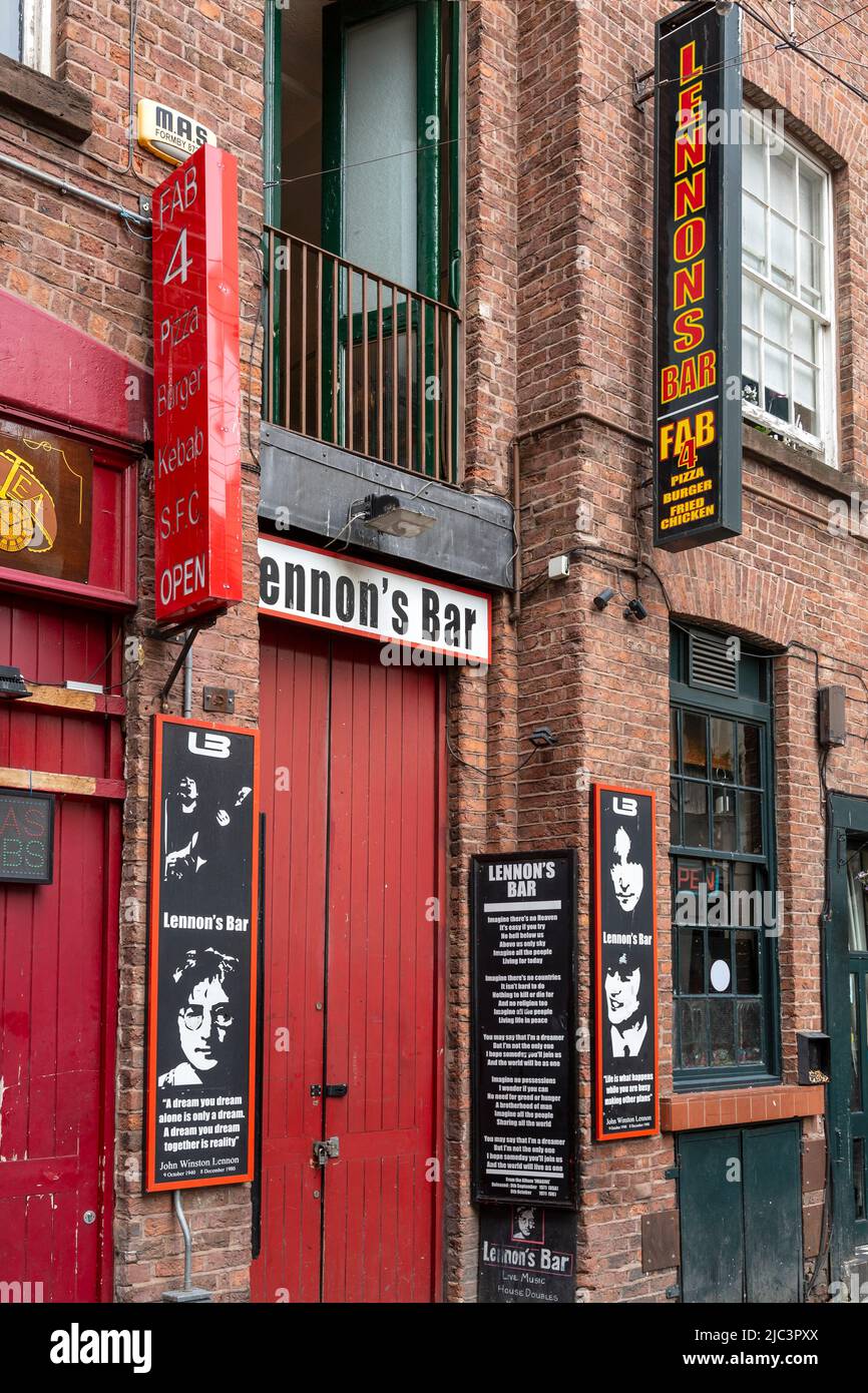 Esterno del Lennon's Bar a Liverpool, Inghilterra. Foto Stock