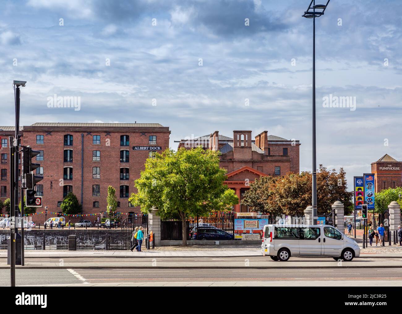 Vista da Liverpool Street verso Royal Albert Dock. Foto Stock