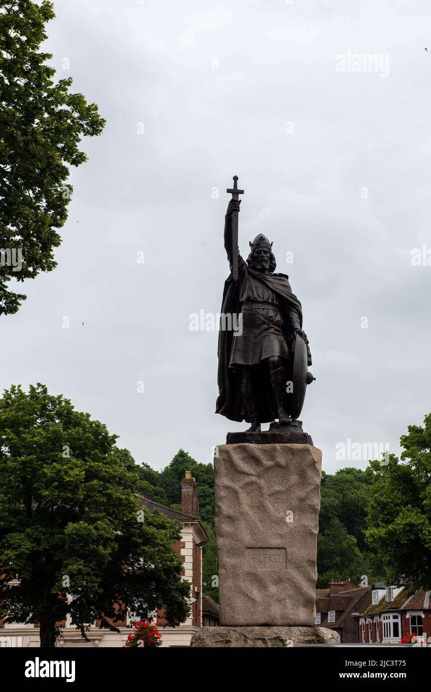 Statua di Re Alfredo il Grande su Broadway nel centro della città, a Winchester, Hampshire, Inghilterra, Regno Unito Foto Stock