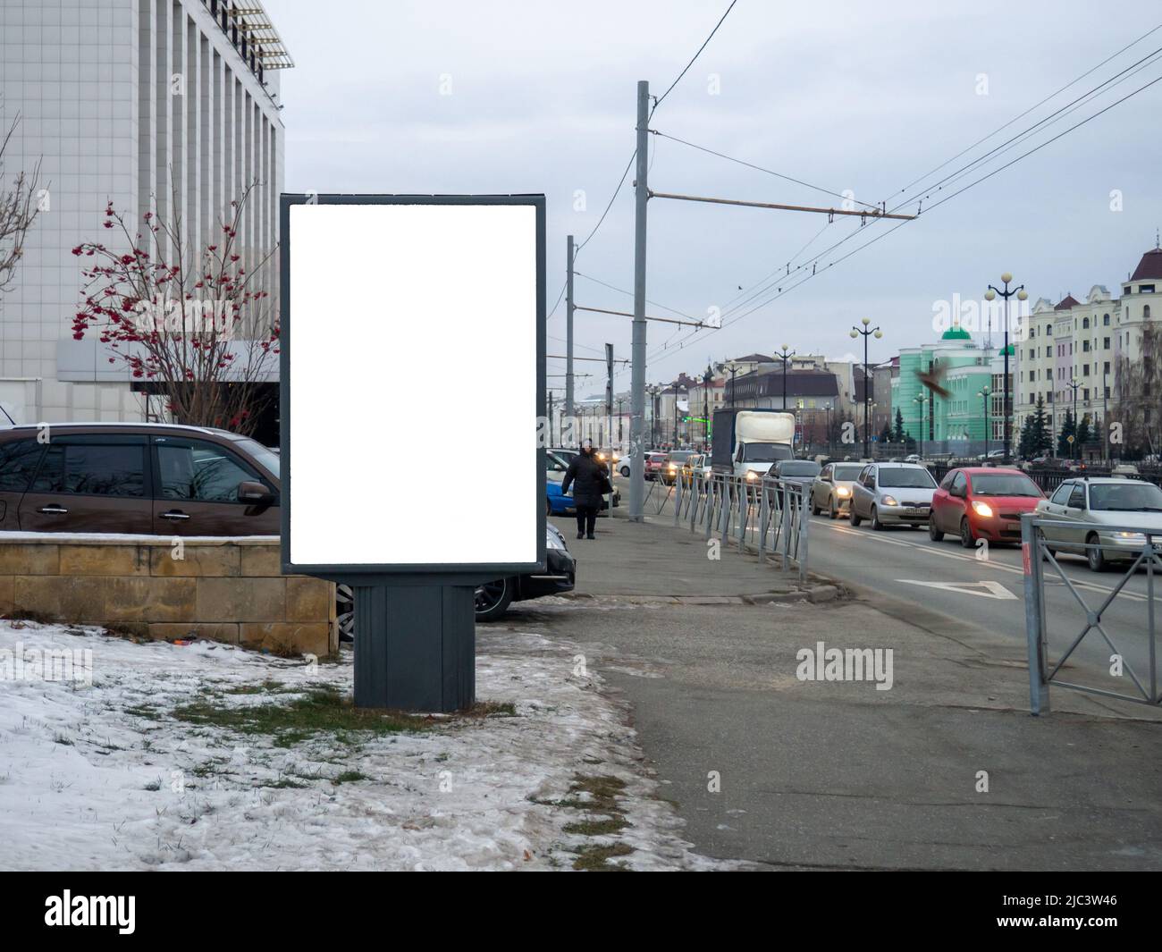 Cartellone pubblicitario vuoto. Spazio pubblicitario su una strada trafficata. Spazio vuoto bianco da riempire. Mock-up. Foto Stock