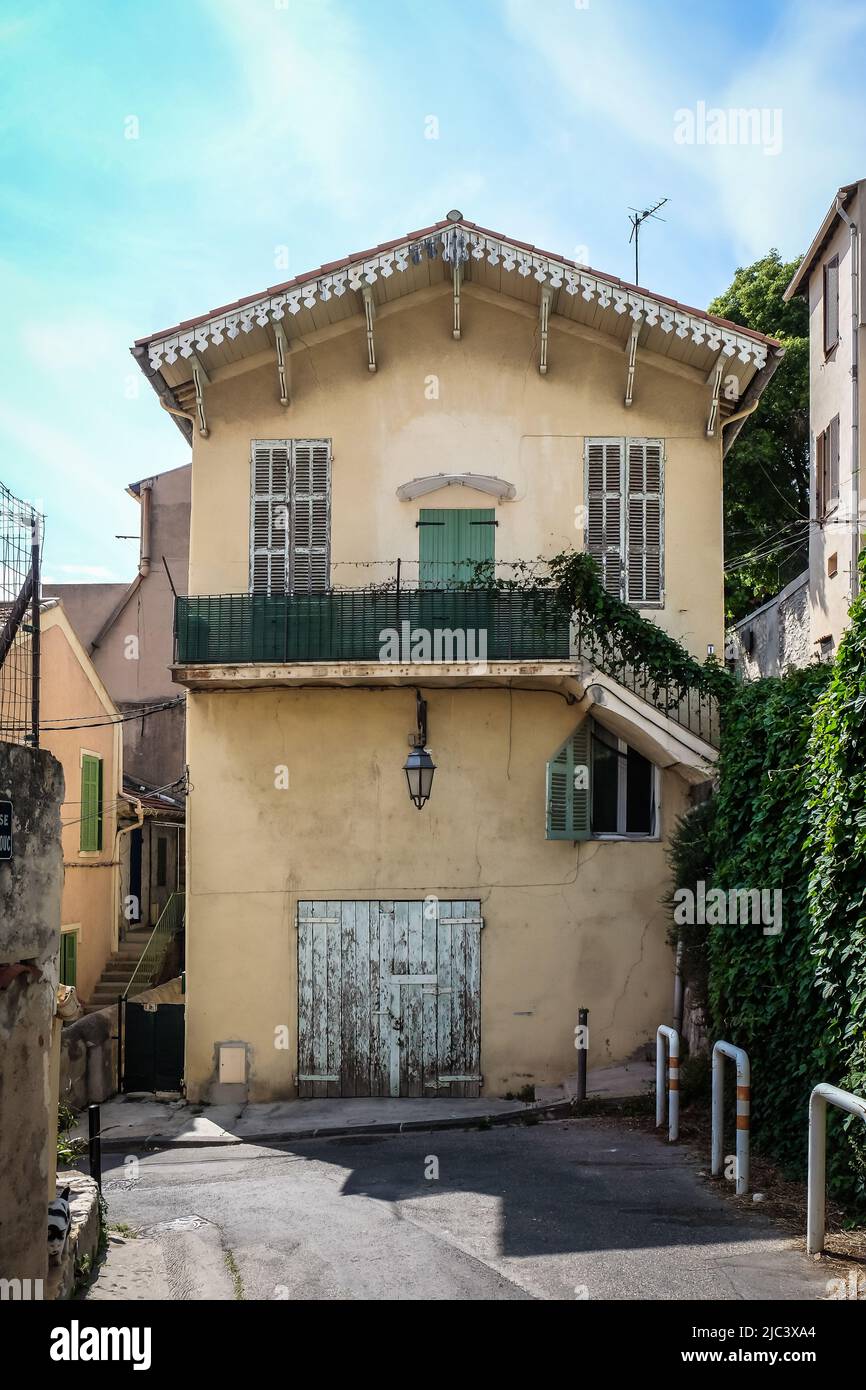 L'Estaque, Marsiglia, Francia, maggio 2022, vista di una casa con persiane chiuse Foto Stock