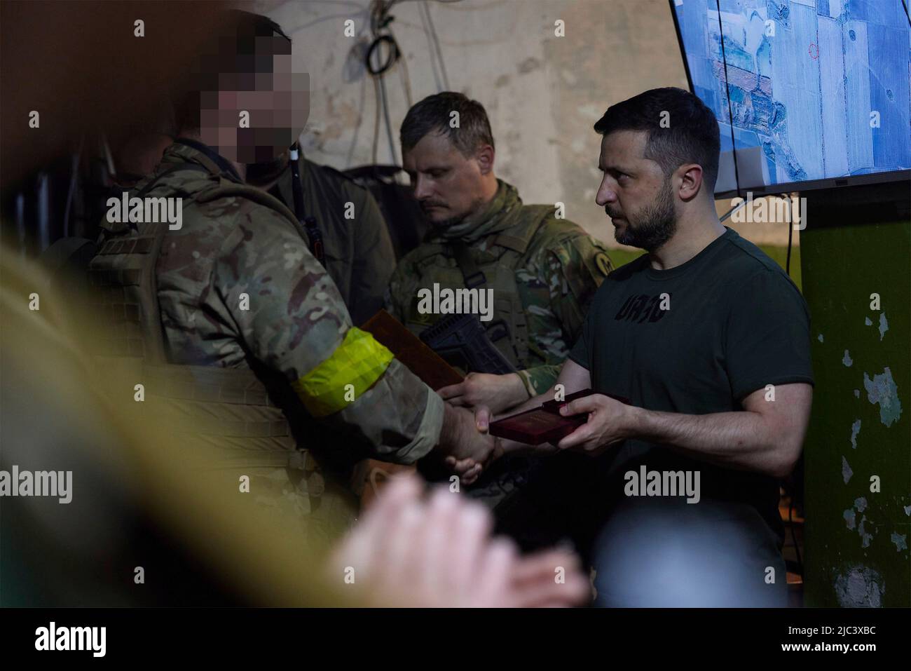 Lysychansk, Ucraina. 05 giugno 2022. Il presidente ucraino Volodymyr Zelenskyy, a destra, presenta premi di Stato ai soldati in prima linea che combattono le forze russe durante una visita ad un posto di comando nella regione di Luhansk, 5 giugno 2022 a Lysychansk, Ucraina. I volti dei soldati sono stati oscurati per la loro sicurezza. Credit: Ukraine Presidency/Ukrainian Presidential Press Office/Alamy Live News Foto Stock