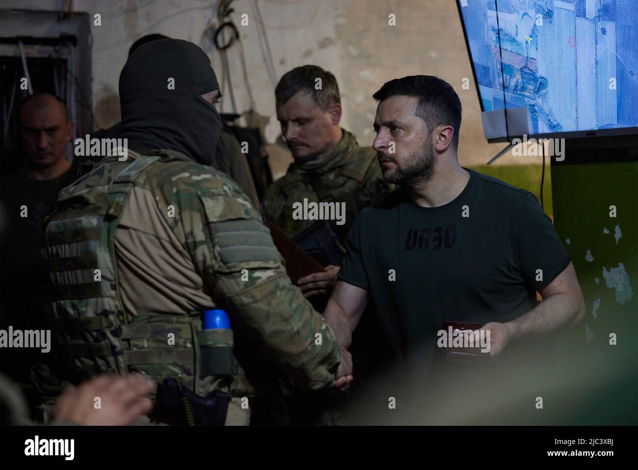 Lysychansk, Ucraina. 05 giugno 2022. Il presidente ucraino Volodymyr Zelenskyy, a destra, presenta premi di Stato ai soldati in prima linea che combattono le forze russe durante una visita ad un posto di comando nella regione di Luhansk, 5 giugno 2022 a Lysychansk, Ucraina. I volti dei soldati sono stati oscurati per la loro sicurezza. Credit: Ukraine Presidency/Ukrainian Presidential Press Office/Alamy Live News Foto Stock