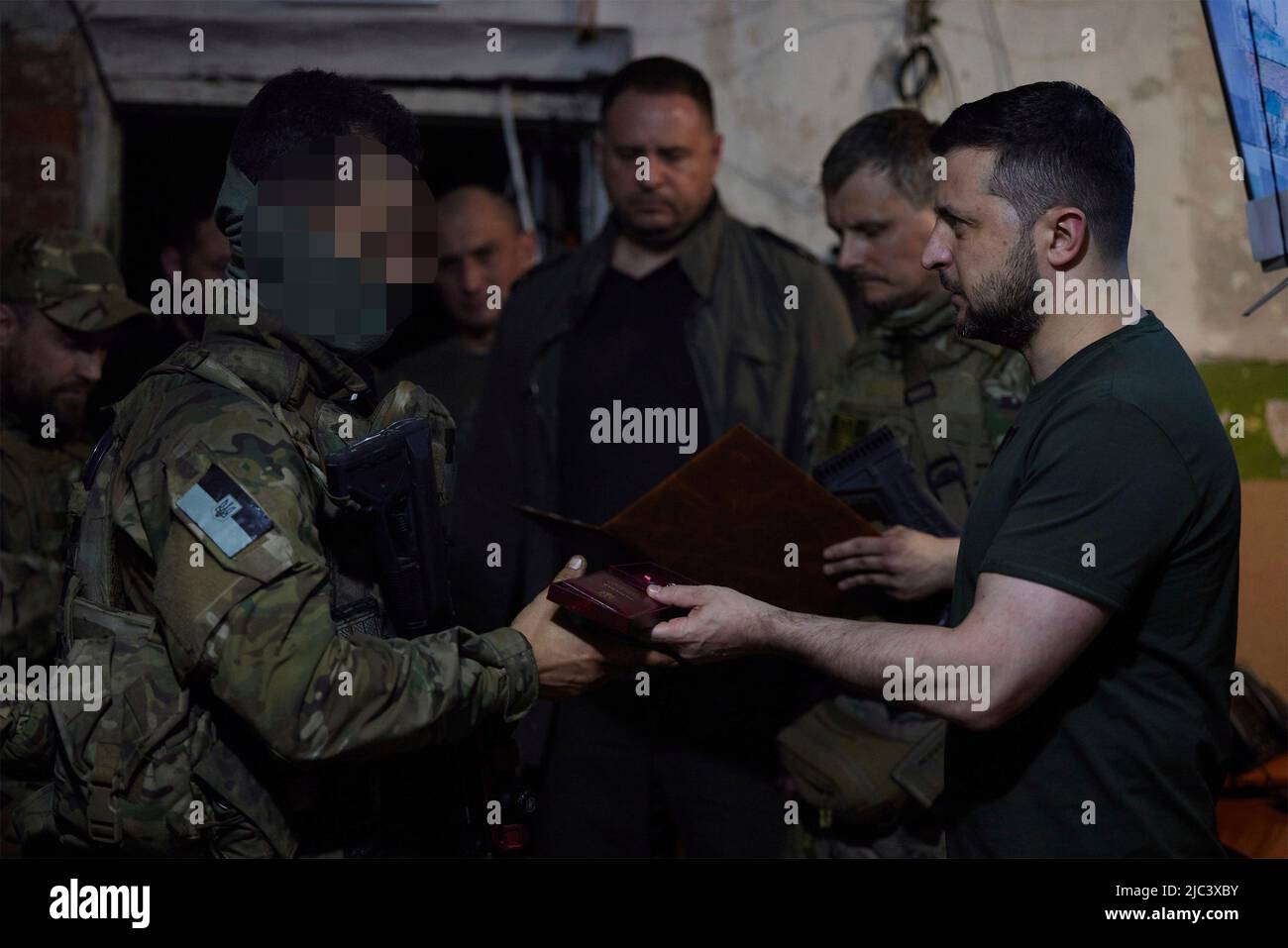 Lysychansk, Ucraina. 05 giugno 2022. Il presidente ucraino Volodymyr Zelenskyy, a destra, presenta premi di Stato ai soldati in prima linea che combattono le forze russe durante una visita ad un posto di comando nella regione di Luhansk, 5 giugno 2022 a Lysychansk, Ucraina. I volti dei soldati sono stati oscurati per la loro sicurezza. Credit: Ukraine Presidency/Ukrainian Presidential Press Office/Alamy Live News Foto Stock