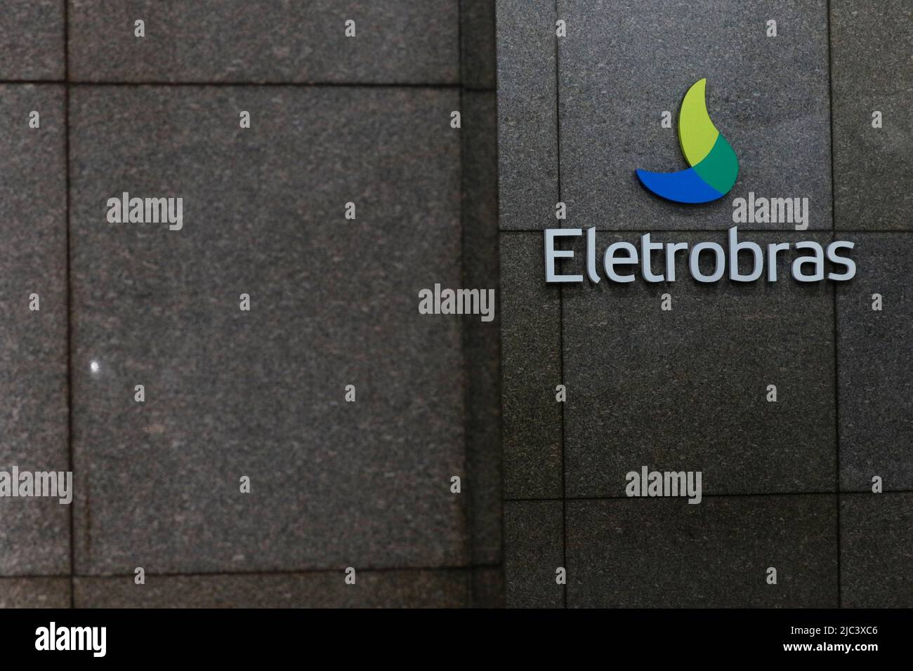 Logo aziendale Eletrobras. Costruzione di aziende brasiliane di servizi elettrici. La holding statale di approvvigionamento energetico, energia pulita, in fase di privatizzazione Foto Stock