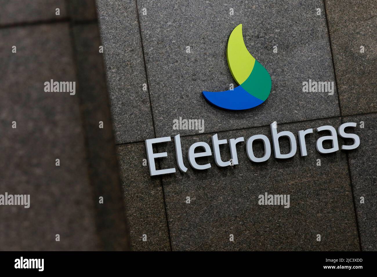 Logo aziendale Eletrobras. Costruzione di aziende brasiliane di servizi elettrici. La holding statale di approvvigionamento energetico, energia pulita, in fase di privatizzazione Foto Stock