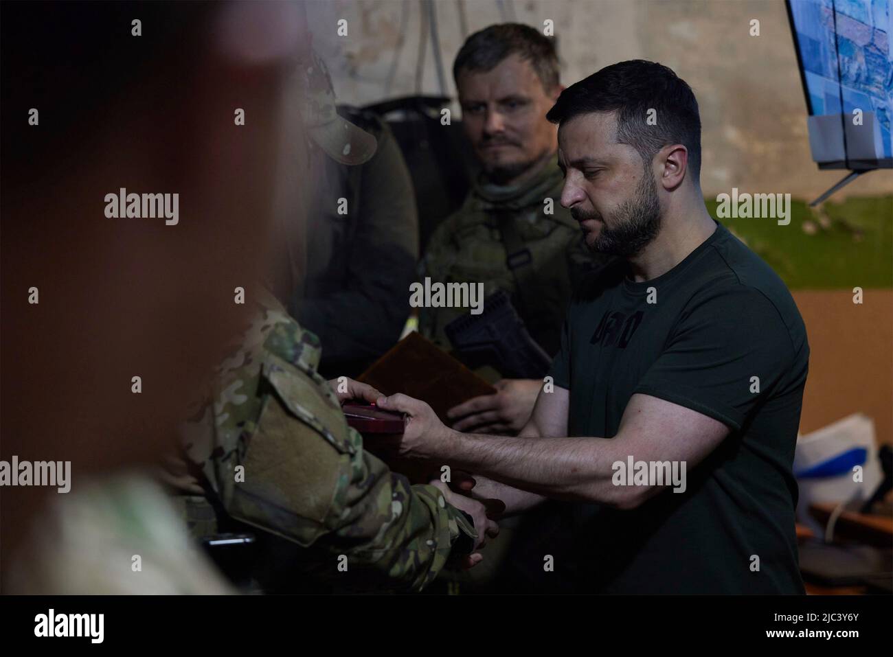 Lysychansk, Ucraina. 05 giugno 2022. Il presidente ucraino Volodymyr Zelenskyy, a destra, presenta premi di Stato ai soldati in prima linea che combattono le forze russe durante una visita ad un posto di comando nella regione di Luhansk, 5 giugno 2022 a Lysychansk, Ucraina. I volti dei soldati sono stati oscurati per la loro sicurezza. Credit: Ukraine Presidency/Ukrainian Presidential Press Office/Alamy Live News Foto Stock