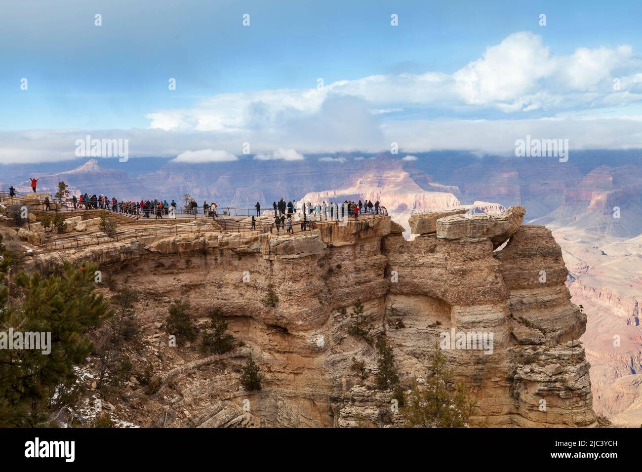 Turisti in visita a Mather Point, South RIM, Grand Canyon, Arizona, Stati Uniti Foto Stock